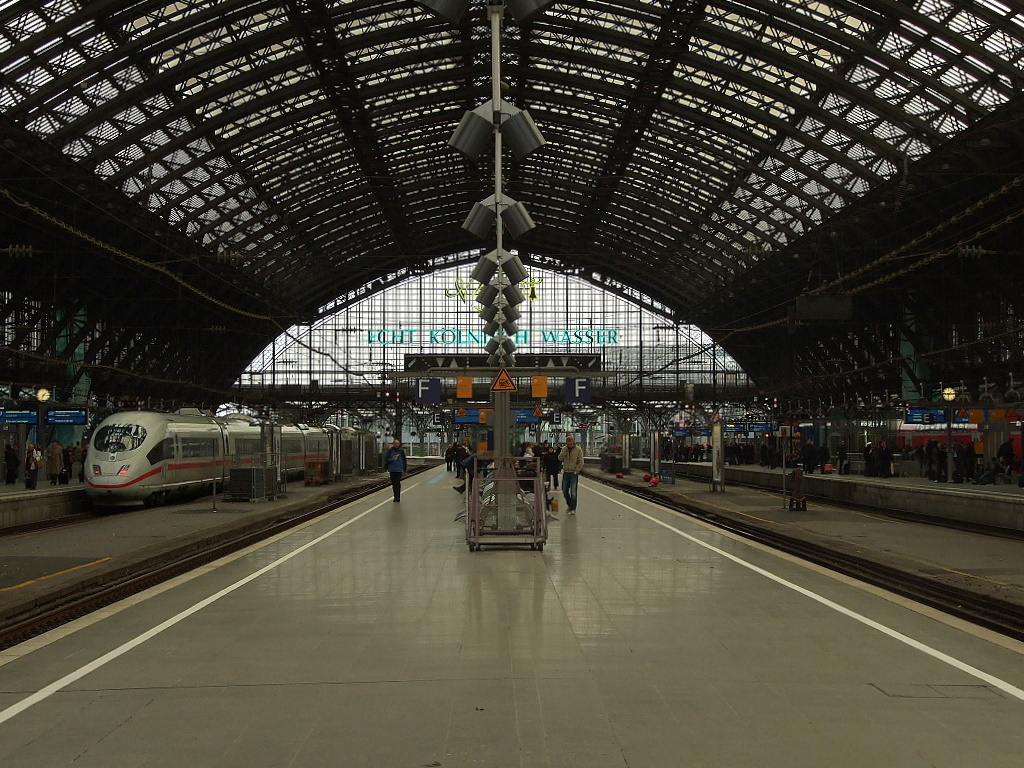 Freitag Mittag um 13.30Uhr im Klner Hauptbahnhof.19.11.10