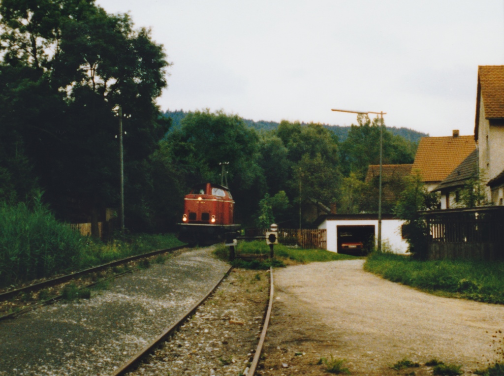 Freitagabends fuhr die Zuglok allein von Beilngries zurck nach Neumarkt. Blick vom Plankstettener Bahnsteig nach Sden im Mai 1987.