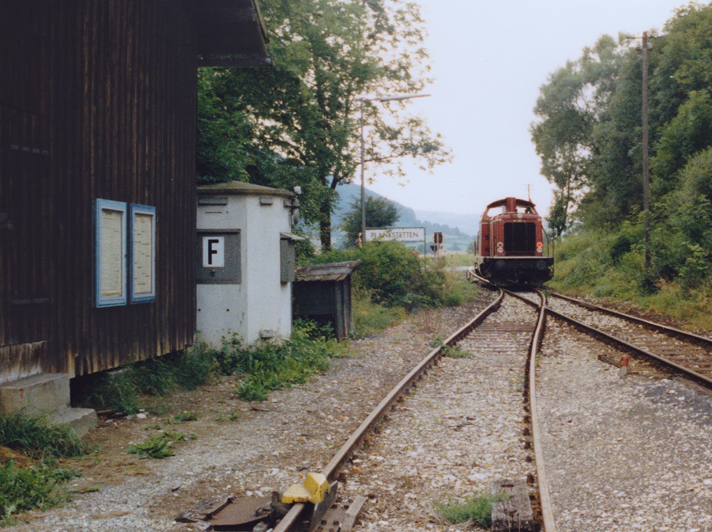 Freitagabends fuhr die Zuglok allein von Beilngries zurck nach Neumarkt. Blick vom Plankstettener Bahnsteig nach Norden im Mai 1987.