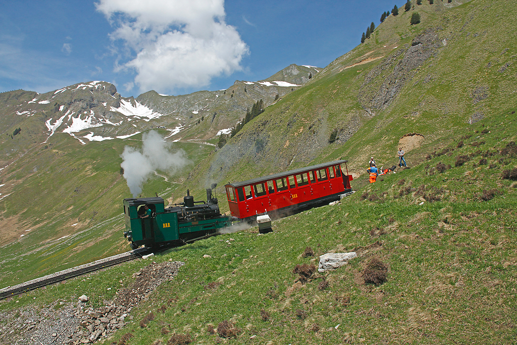 Freiwilligen-Arbeit bei der BRB (jeder konnte mitmachen): der Heizer-Schnupperkurszug war in Oberstafel und hat bereits den Khmatt-Tunnel sowie die -Galerie wieder verlassen und fhrt talwrts weiter. Lok 5 und B1 sind im Einsatz, whrend wir eine technisch bedingte Pause einschalten. Aufnahme vom 08. Juni 2013, 11:58