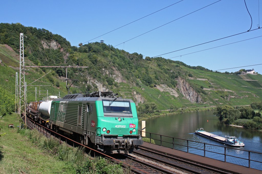 FRET 437002 zieht am 20.8.11 einen Gterzug ber das Pndericher Hangviadukt.
