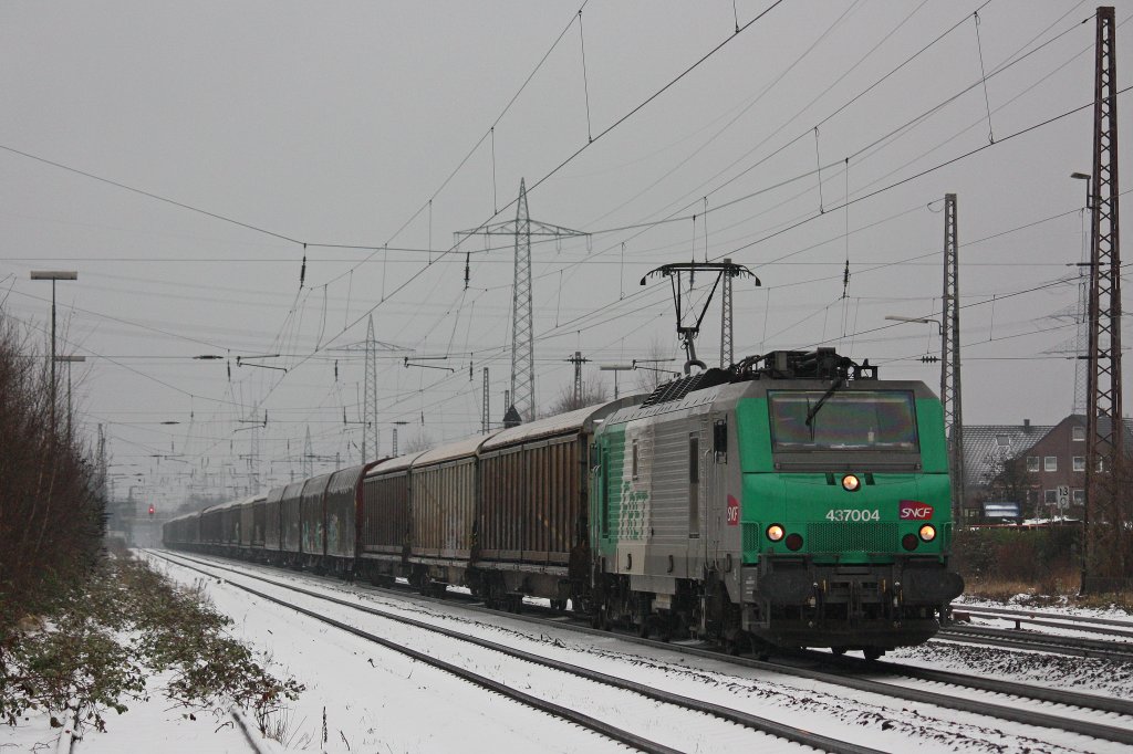 FRET 437004 am 9.12.12 bei der Durchfahrt durch Ratingen-Lintorf.