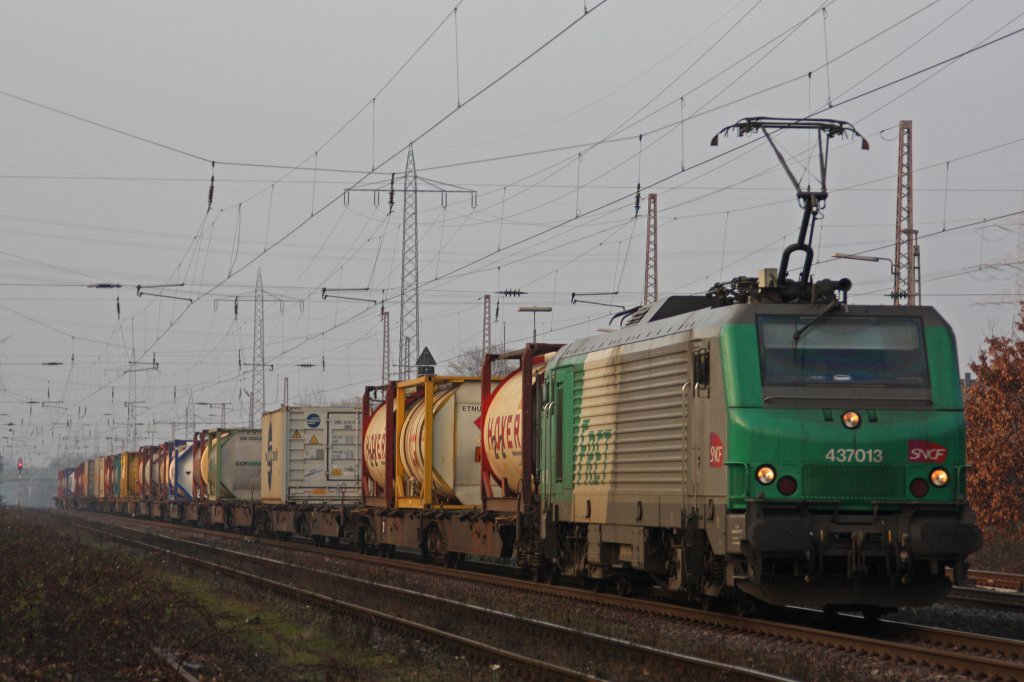 FRET 437013 am 17.2.11 mit einem Containerzug bei der Durchfahrt durch Ratingen-Lintorf