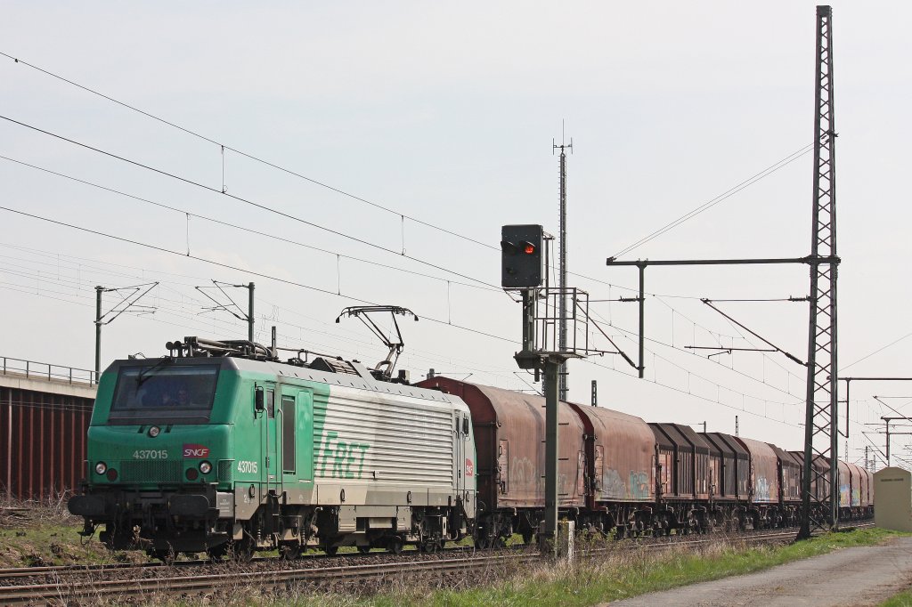 FRET 437015 fuhr am 3.4.12 mit einem gemischten Gterzug durch Porz Wahn.