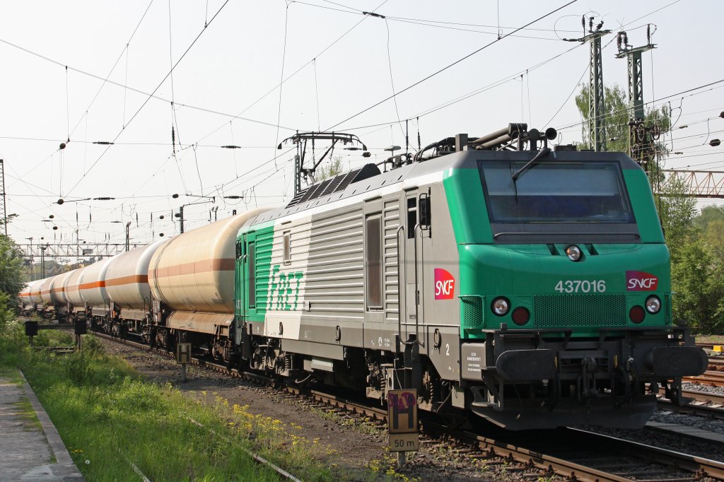 FRET 437016 am 21.4.11 mit einem Kesselwagenzug bei der Durchfahrt durch Ratingen-Lintorf.