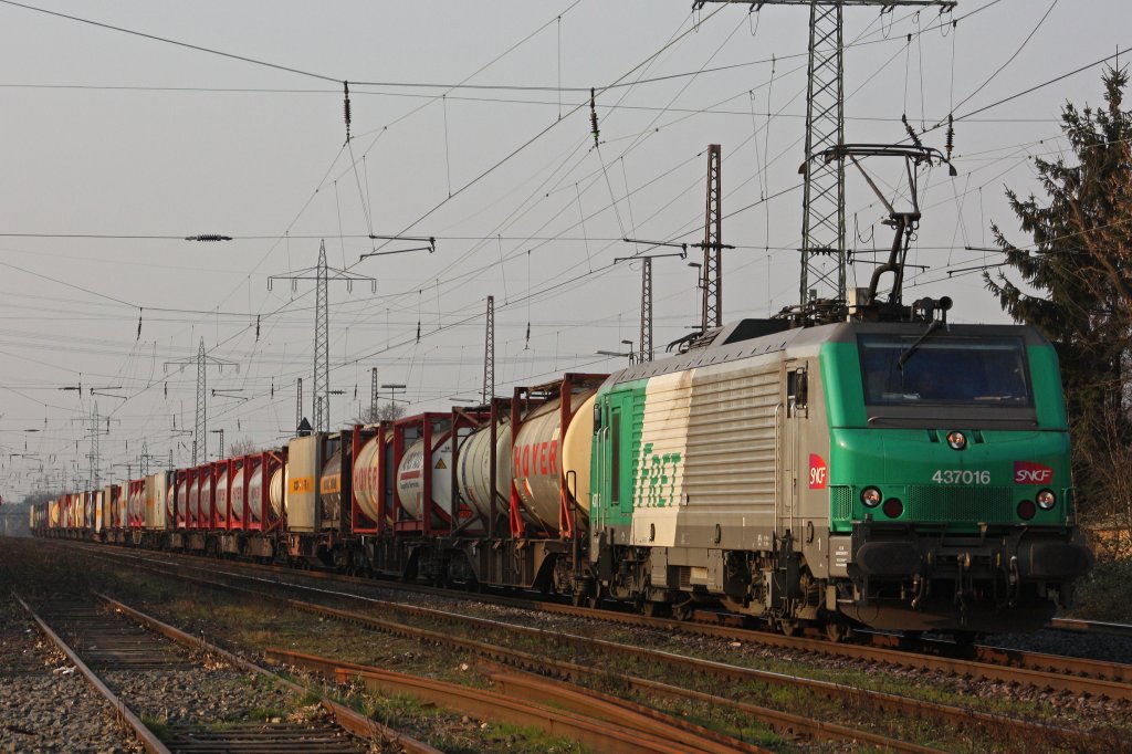 FRET 437016 am 22.3.11 mit einem Gterzug in Ratingen-Lintorf