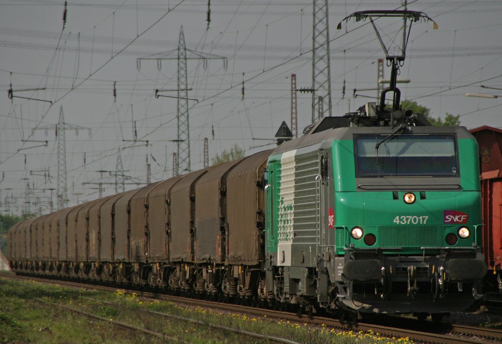 FRET 437017 mit Gz am 21.4.11 in Ratingen-Lintorf.Gru an den Tf.