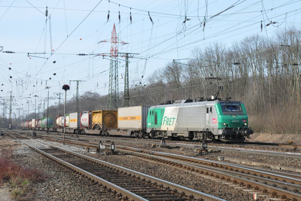FRET 437017 der SNCF mit einem Containerzug bei der Durchfahrt in Kln-Gremberg. Aufgenommen am 05/03/2011.