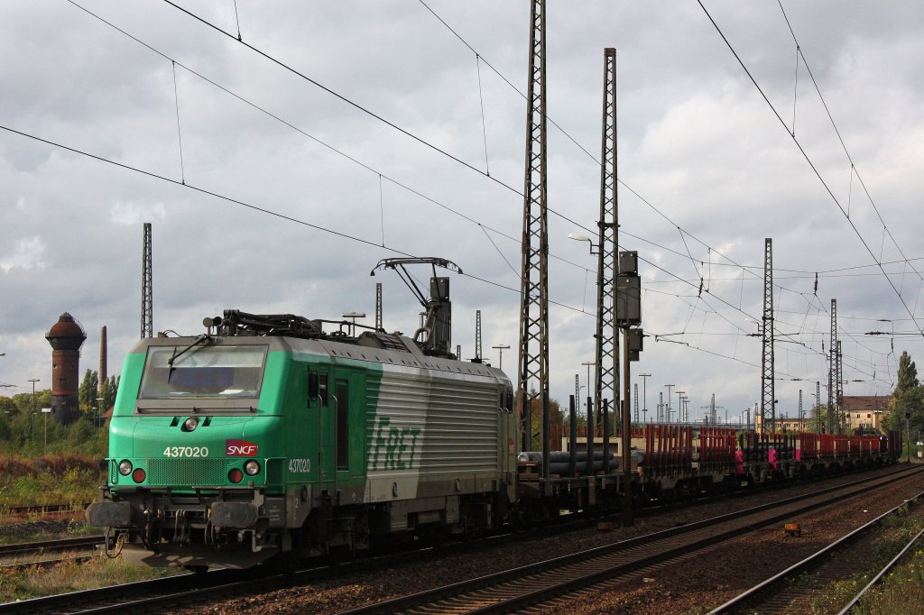 FRET 437020 am 3.10.12 mit einem Stahlzug in Duisburg-Bissingheim.