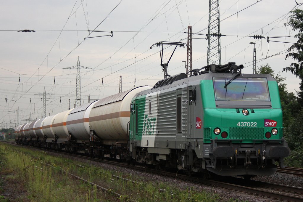 FRET 437022 am 25.8.11 bei der Durchfahrt durch Ratingen-Lintorf.