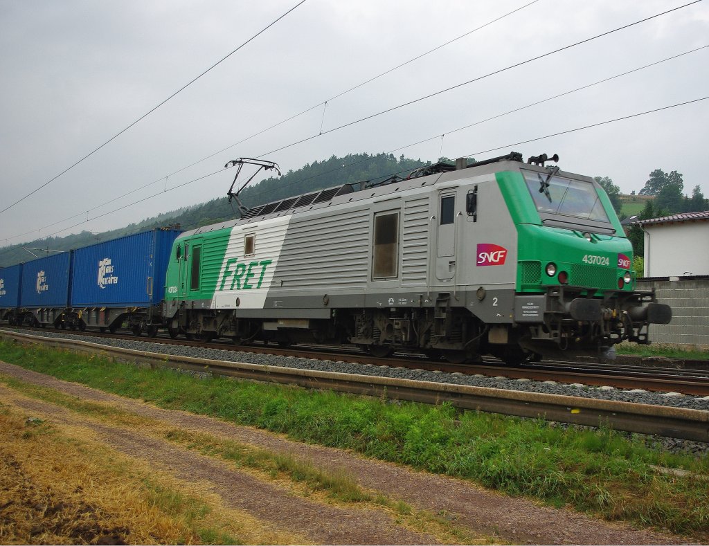 Fret 437024 mit der  blauen Wand  jagt in Fahrtrichtung Norden durch Ludwigsau-Friedlos. Aufgenommen am 23.07.2010