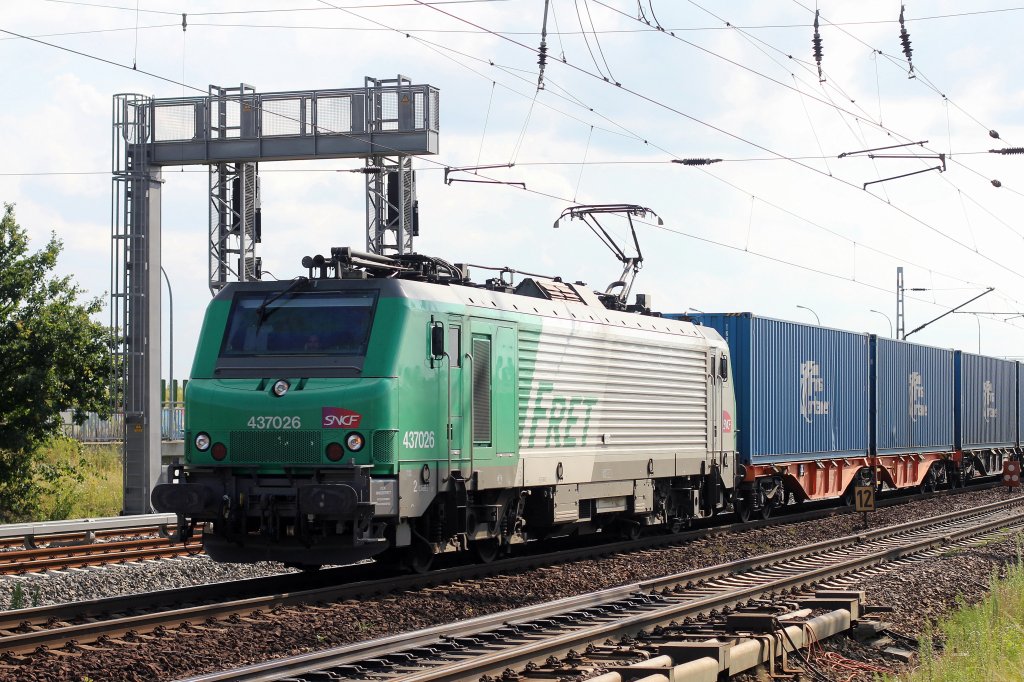 FRET/SNCF 437026 Leasinglok der ITL mit Containerzug am 10. Juli 2011 in Richtung Berlin kurz vor dem Bahnhof Berlin Schnefeld Flughafen 