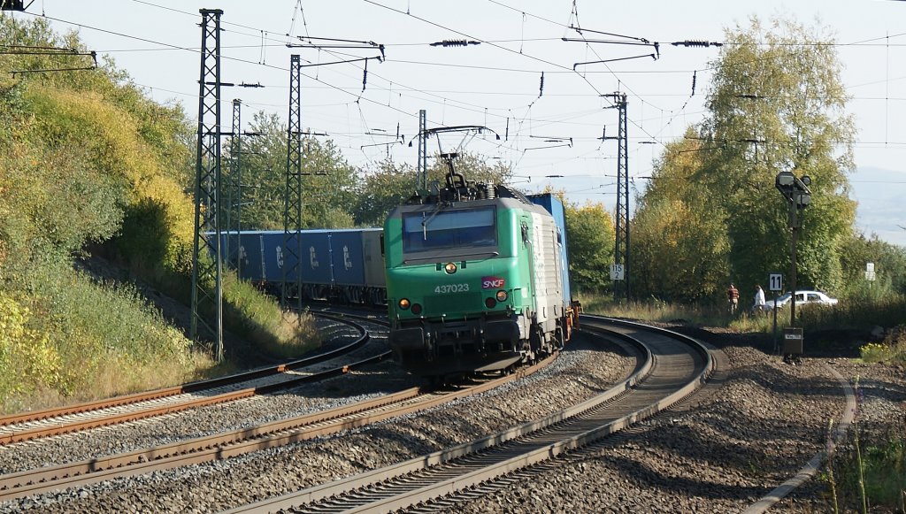 FRET/SNCF Leasinglok 437023 (ITL) mit Containerzug kurz vor Fulda am 4.10.2011