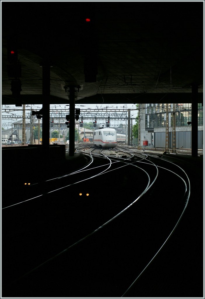 Freude an der (Bahn)-Fotografie III: Wie fade w�re unser Hobby ohne den Mut zu anders gesehenen Experimenten?
ICE 371 nach Interlaken Ost erreicht Bern am 29. Juni 2011.