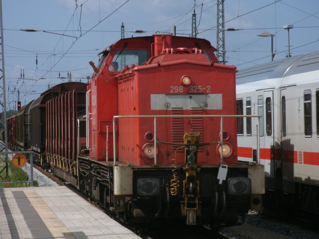 Freundlich grender Lokfhrer von der 298 325,als Dieser,am 22.Juni 2011,mit der bergabe Stralsund-Mukran durch Bergen/Rgen fuhr.
