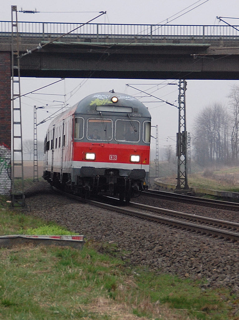 Freundlich in die Kamera l�chelnd schaut das Personal auf dem Steuerwagen zum Fotografen, der den RE8 Zwischentakt nach Kaldenkirchen hier hinter der Noithausener Kurve am Donnerstag den 12.M�rz2011 erwischt hat.
Geschoben wie so oft in letzter Zeit von der 111 111-1.