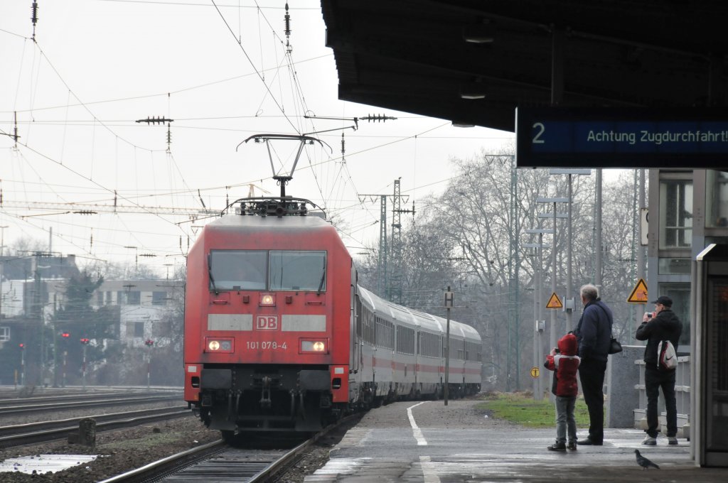 Frh bt sich, wer ein guter BB-Fotograf werden mchte. So gesehen am 12/02/2011 in Kln-West, als 101 078-4 mit ihrem IC durchraste.