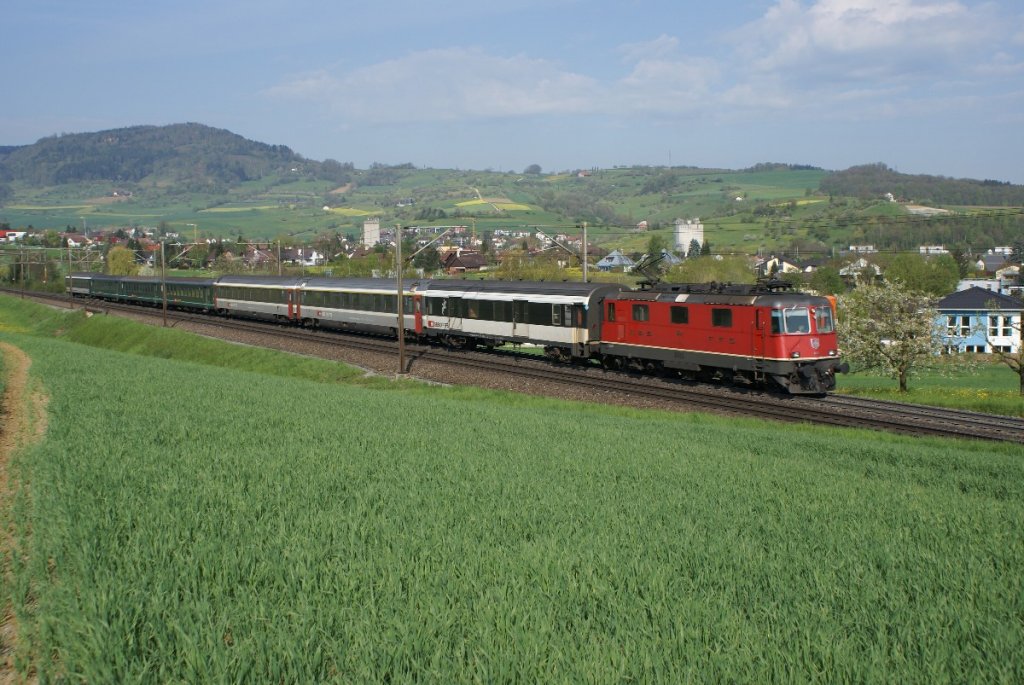 Frhling in Frick, ein Bild, das man nun schon seit einiger Zeit wegen des schlechten Wetters nicht mehr gesehen hat. Die Re 4/4 II 11202 macht sich von dort am 27.4.10 auf den Weg Richtung Brugg.