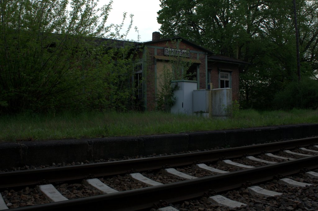 Friedlich schlummert der Haltepunkt Dehlitz hinter Bumen und drei Schaltschrnken am 30.04.12 gegen 19:48 Uhr im letzten Abedlicht. Heute wird diese Strecke als 
Kohlenbahn genutzt. 