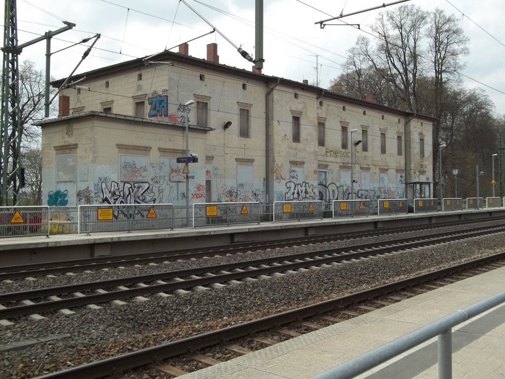 Friesack (Mark) (Hamburger Bahn, KBS 204), Bahnhofsgebude Gleisseite (18.04.2012)