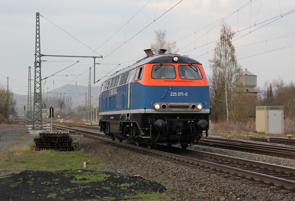 Frisch aus dem Farbtopf. Nach ihrem Rollout in Stendal letzte Woche kam 225 071-0 am 03.04.2012 auf ihrer Jungfernfahrt in Richtung Sden durch Eschwege West. Sie steht nun im Dienst der NBE.