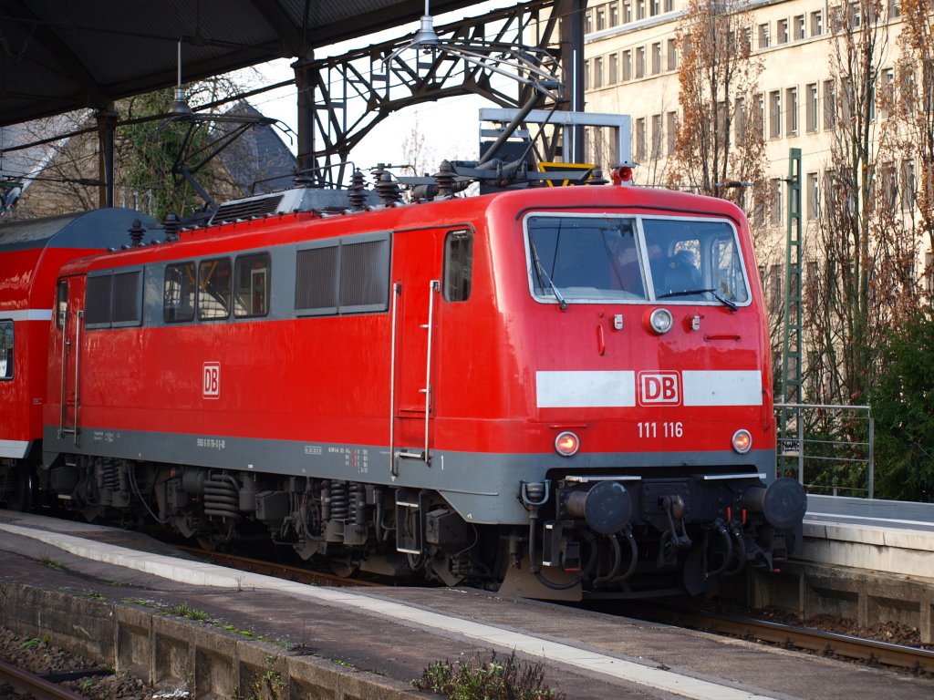 Frisch geputzt steht am 20.11.2010 111 116 auf Gleis 1 im Aachener Hbf und schiebt gleich den RE4 nach Dortmund. Vorher wird der Zug aber noch auf Gleis 3 umrangiert, von dort hat er 14:13 Uhr Abfahrt. 