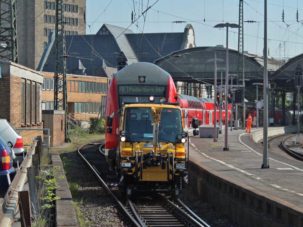 Frisch geputzt wird der RE1 am 03.05.2011 von einem Zweiwegeunimog im Aachener Hbf bereit gestellt. Der Rangierer ist von der Lok abgesprungen, steht nun rechts auf dem Bahnsteig und fhrt mit der Fernsteuerung den Zug auf Gleis 2