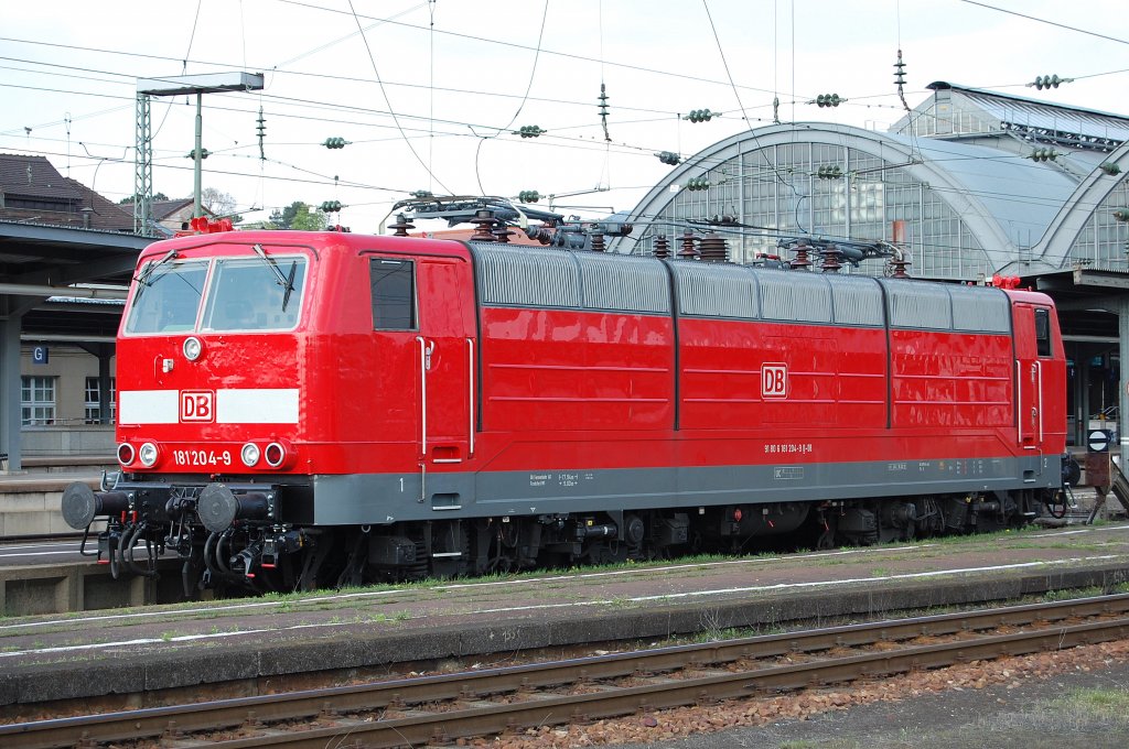 Frisch hauptuntersucht und damit auch frisch lackiert steht die 181 204-9 am 10.4.2010 im Karlsruher Hbf und geniet dort die Wochenendruhe. Die spezielle Info fr Statistiker auch an dieser Stelle: Als HU-Datum steht der 16.2.10 an der Lok. Die HU wurde in Dessau ausgefhrt. 