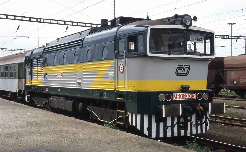 Frisch hauptuntersucht und lackiert stand die 750 330-3 im Juni 1996 im Bahnhof Plzen und wartete auf die Abfahrt. Nikon F-301 - Scan vom Dia. 