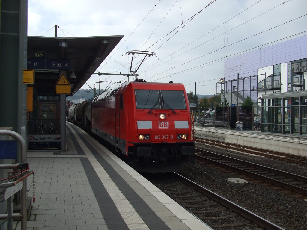 Frisch lackiert sah Baureihe 185 387-8 aus, als sie am 13.10.2010 einen Gterzug durch Bielefeld zog.