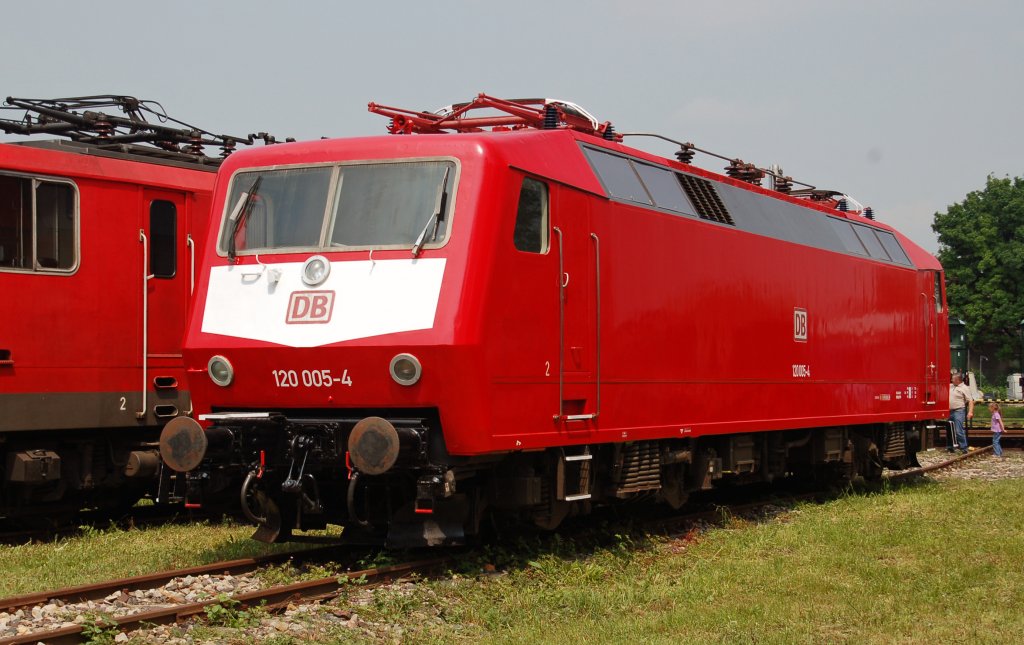 Frisch lackiert zeigt sich 120 005 am 29.05.10 beim Bw Fest in Weimar.