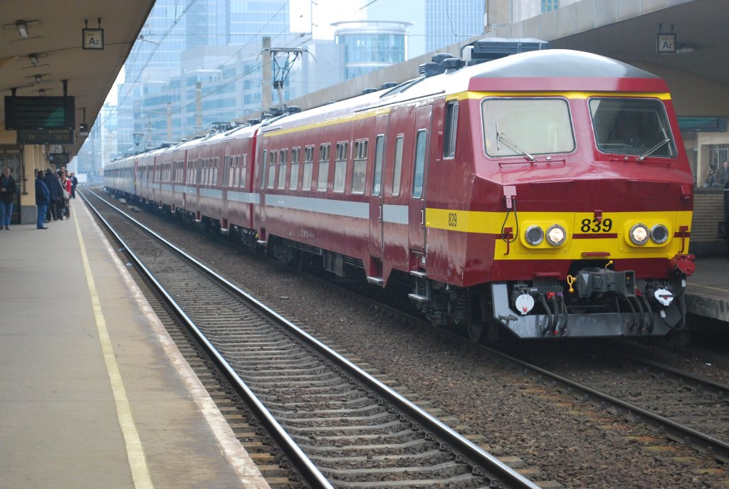 Frisch lackierter Triebzug Nr 839 wartet im Br�sseler Nordbf auf Einsatz (14. April 2010)