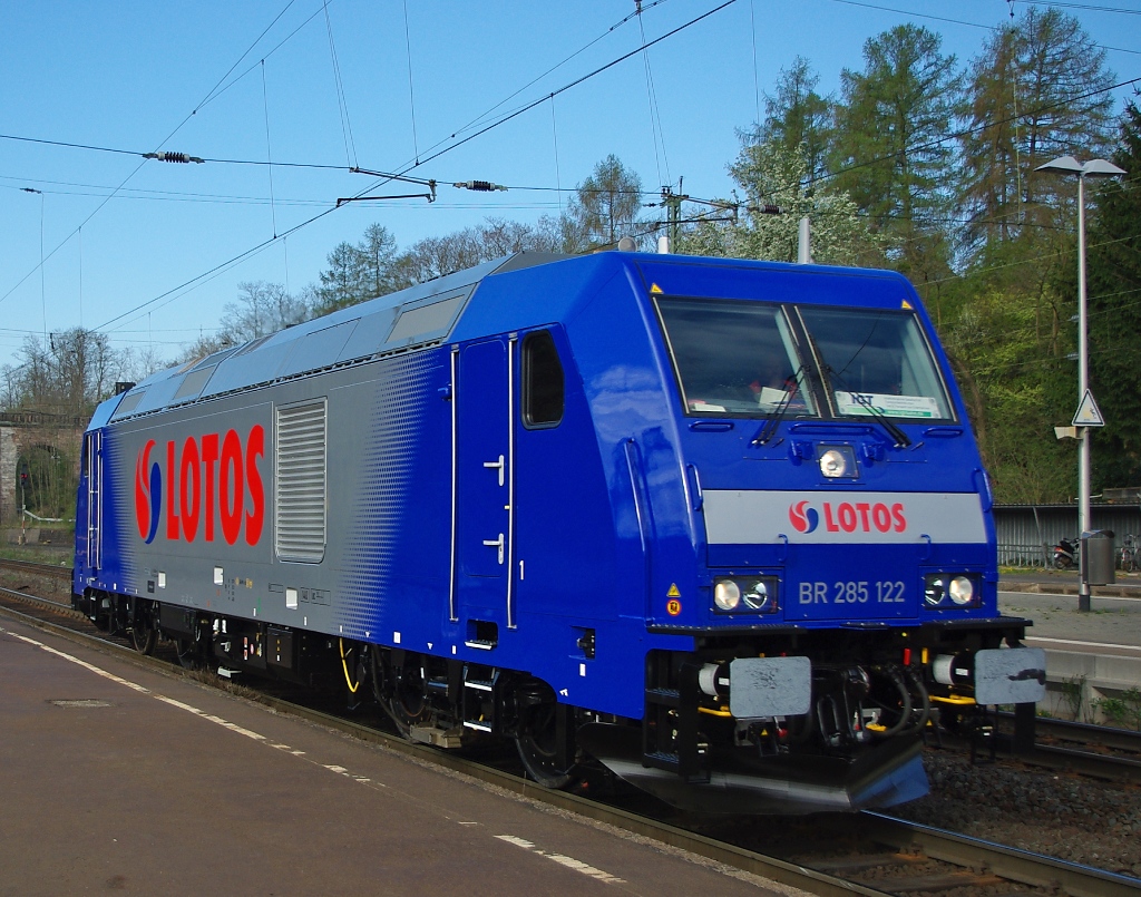 Frisch, neu und glnzend aus dem Bombardier Werk in Kassel auf Probefahrt war am 15.04.2011 die BR 285 122! (Ja, da steht  BR  vor der Nummer!) Hier in Fahrtrichtung Norden in Eichenberg.