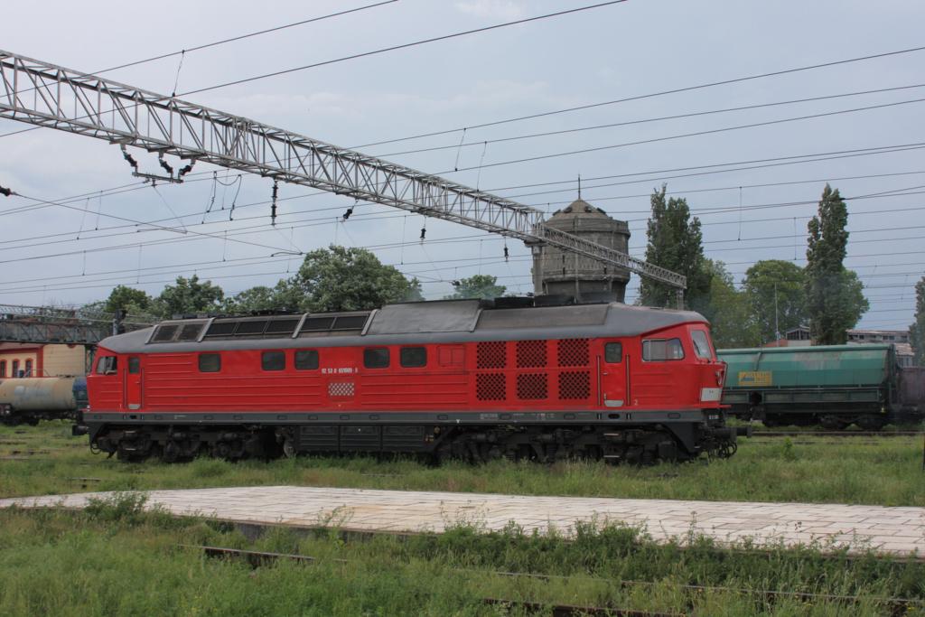 Frisch in Rumnien eingetroffen war diese ehemalige DB 232686. Sie wurde
am 10.5.2010 gerade bei Schulungsfahrten im Bahnhof Timisoara Nord eingesetzt.
Die neue rumnische Loknummer lautet: 925 306 1009 8