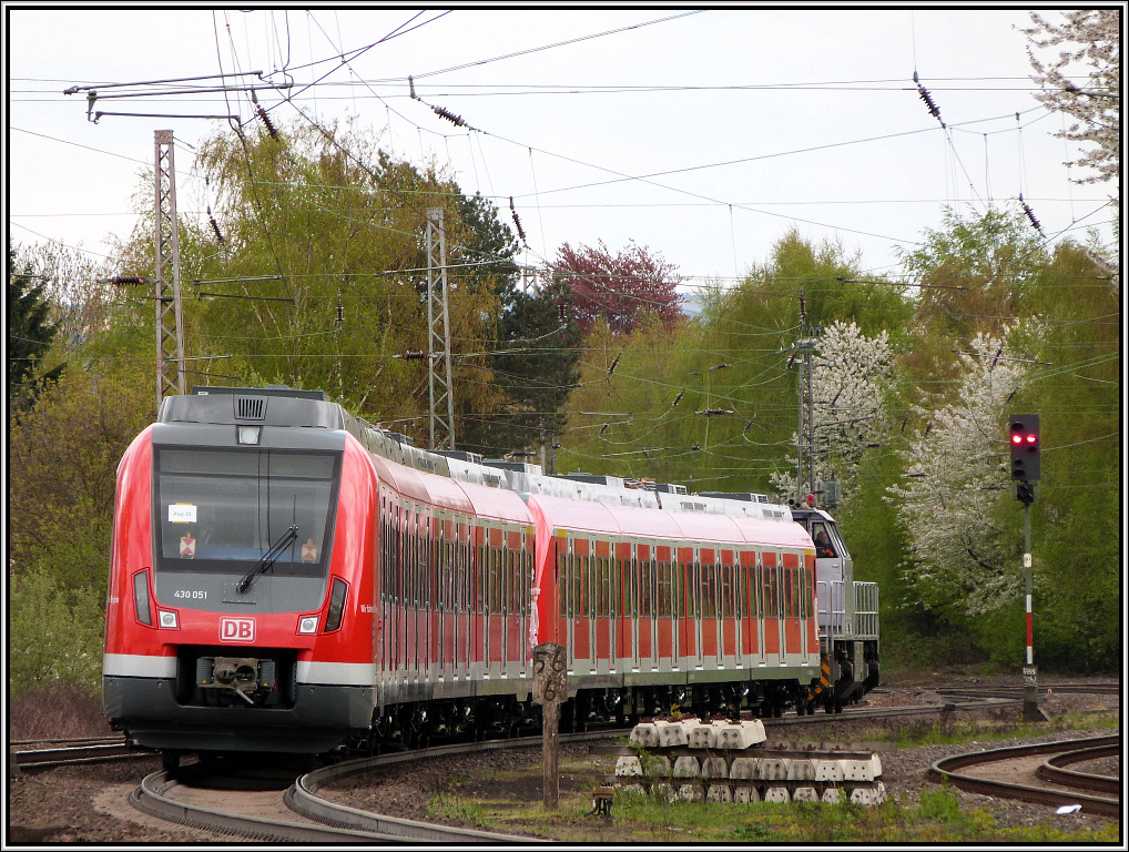 Frisch vom Werk,Fabrikneu ab auf die Schiene,so gesehen bei Eschweiler auf der 
KBS 480 im April 2013. Eine 430. Garnitur auf ihren Weg nach Stuttgart als Einsatz im S Bahn Verkehr.