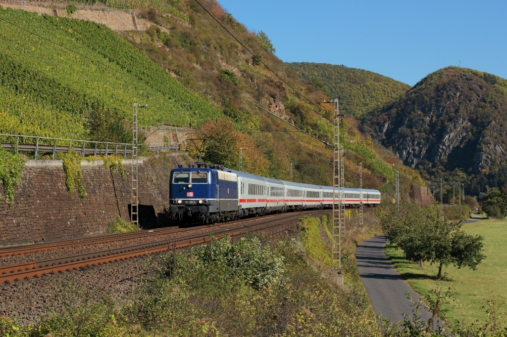Frischer blauer Lack dank Hauptuntersuchung im Oktober 2010 lsst die 181 201 auch ein Jahr spter in altem Glanz erstrahlen. Hier zieht er nahe Moselkern den IC 136, eine Zugleistung, die es durch den Fahrplanwechsel im Dezember 2011 nicht mehr gibt