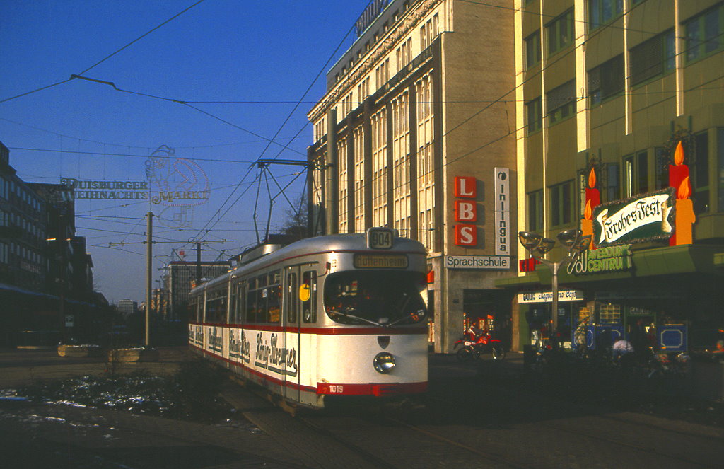 Frohes Fest! Diese Botschaft liess sich vor exakt 25 Jahren neben dem Duisburger Tw 1019 in der Knigstrae fotografieren. 24.12.1986.