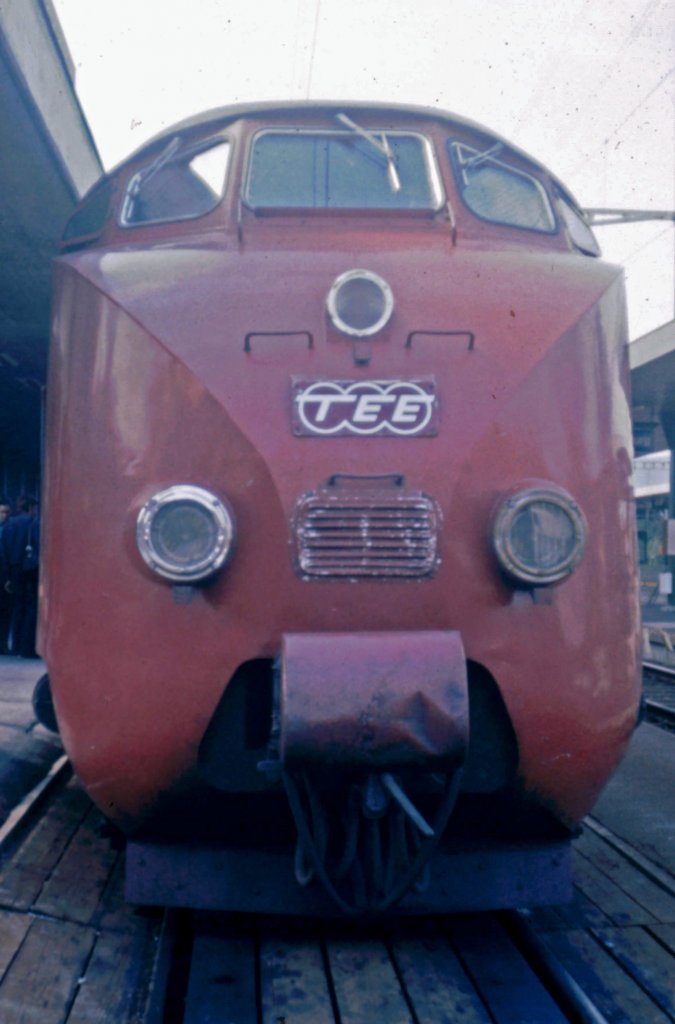 Front Maschinenwagen RAm TEE I 502 am 31.8.1974 in Lenzburg auf Gleis 6. Sonderzug fr SEAK (Schweizerischer Eisenbahn-Amateur-Klub) von Zrich-Rangierbahnhof Limmattal- Heitersberg (Erffnung am 27. Mai 1975)nach Lenzburg.