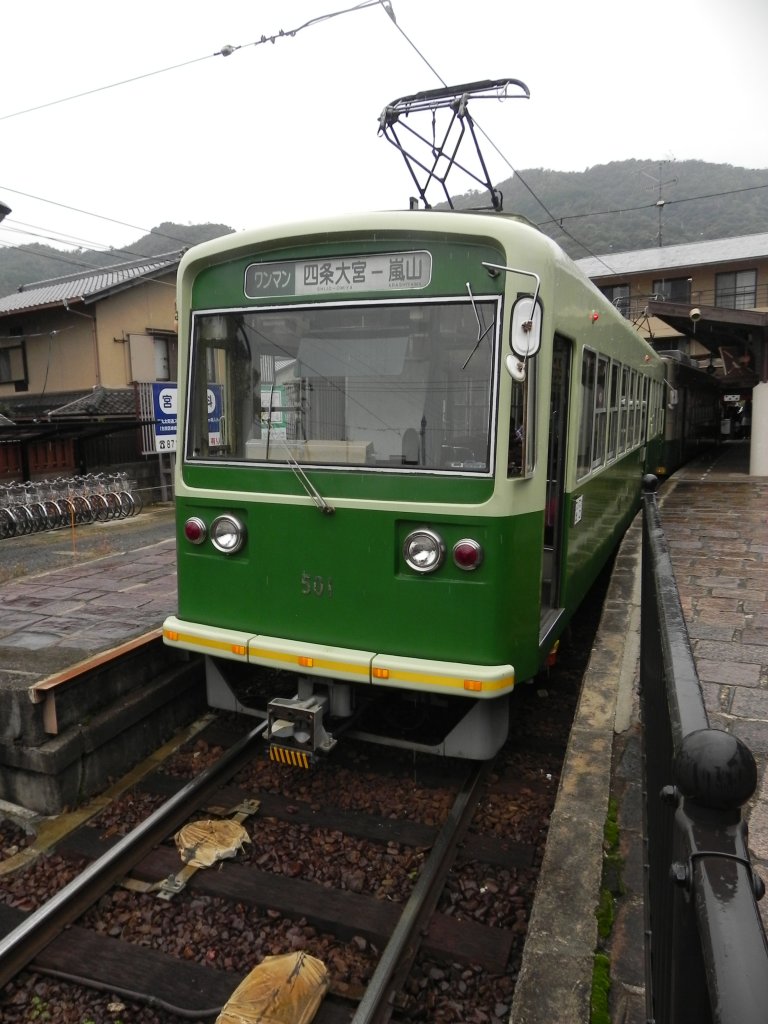 Front einer Tram der Randen-Bahn in der Endhaltestelle  Arashiyama . Die teilweise sehr alten Wagen erschliessen eine Gegend, die mit JR nur schwer zu erreichen ist und bieten darber hinaus die Mglichkeit von dieser Sightseeing-Gegend zu den nrdlich liegenden Tempeln direkt zu fahren.
