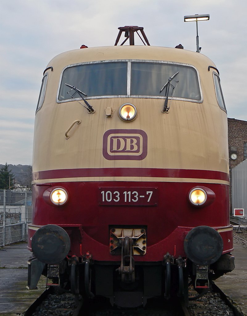 Frontalansicht der 103 113-7 im DB Museum Koblenz am 21.11.09