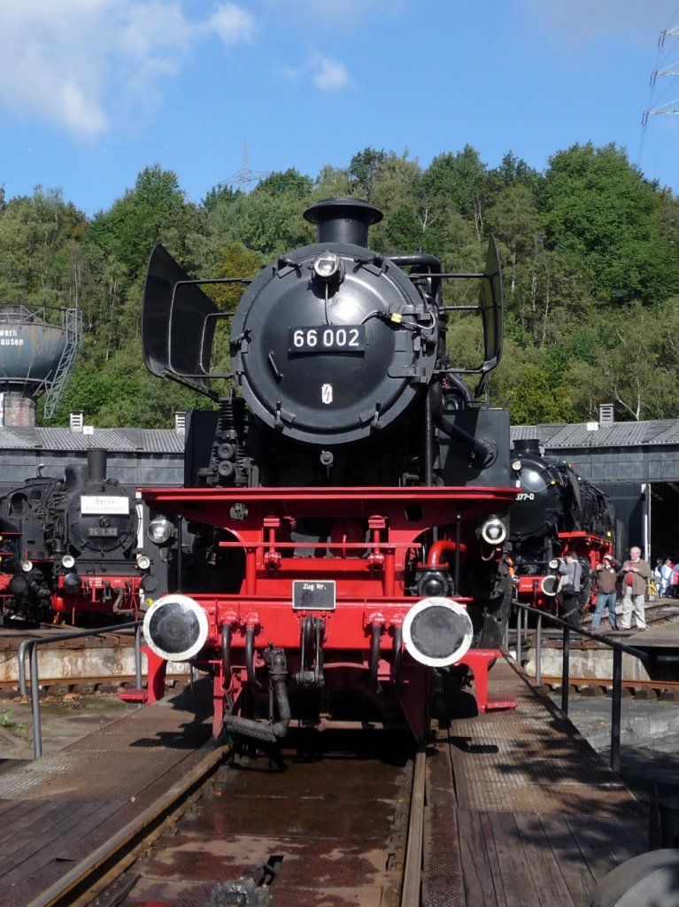 Frontalportait der 66 002 auf der Drehscheibe im Eisenbahnmuseum Bochum Dahlhausen am 18.9.2010.
