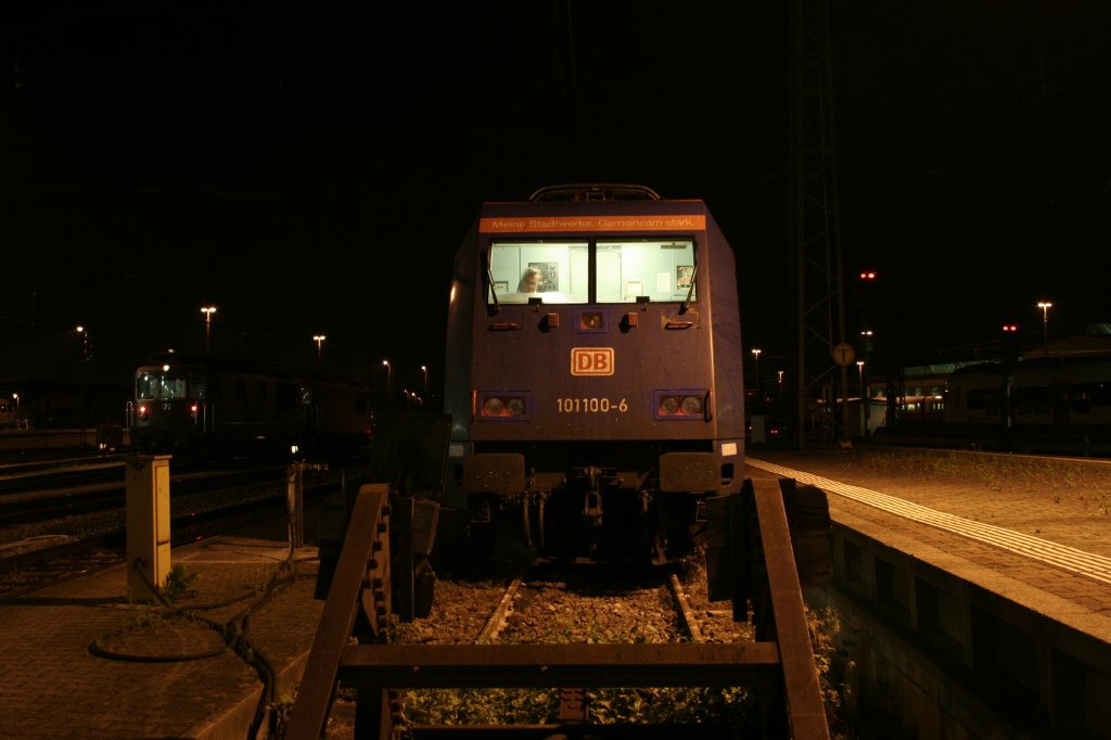 Frontansicht der 101 100-6 in der Nacht des 06.07.13, aufgenommen im Stumpen 95 in Basel Bad. Bf.
Die Lok brachte zuvor den Az 13371 bis Basel SBB und kam anschlieend als Lz zurck um hier dann abgestellt zu werden.