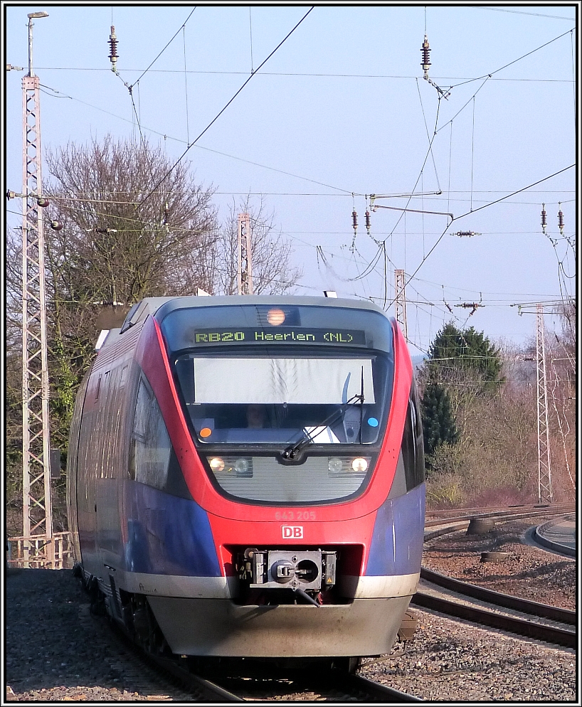 Frontansicht der 643 205. Als RB 20 unterwegs bei Eschweiler im April 2013.
Die Euregiobahn f�hrt weiter bis nach Heerlen (NL).