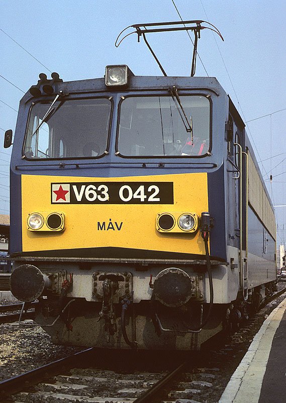 Frontbild der MAV V63 042, Bahnhof Budapest Keleti pu, August 1989. HQ-Scan ab Dia. 