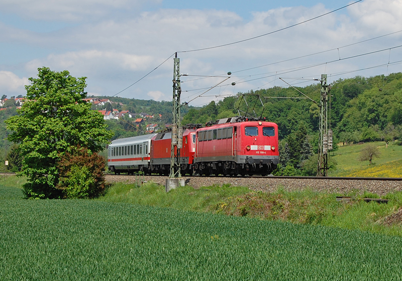 Froschaugen im Filstal - 115 198-4 war am 17. Mai 2012 zusammen mit einer 120 und einem IC-Wagen als Pbz 2461 nach M�nchen unterwegs und konnte dabei bei Uhingen aufgenommen werden.