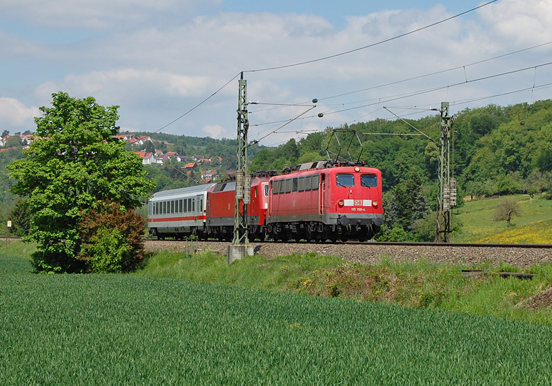 Froschaugen im Filstal - 115 198-4 war am 17. Mai 2012 zusammen mit einer 120 und einem IC-Wagen als Pbz 2461 nach Mnchen unterwegs und konnte dabei bei Uhingen aufgenommen werden.
