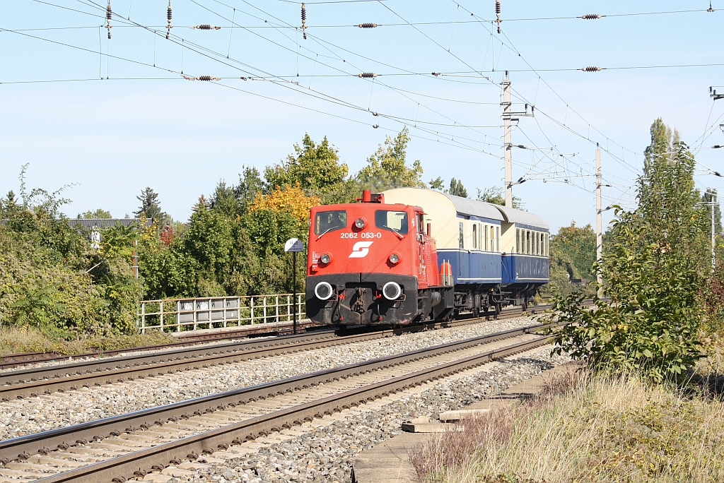 FROWOS 2062 053-0 am 13.10.2012 als SR 19073 kurz vor der Hst. Atzgersdorf-Mauer.