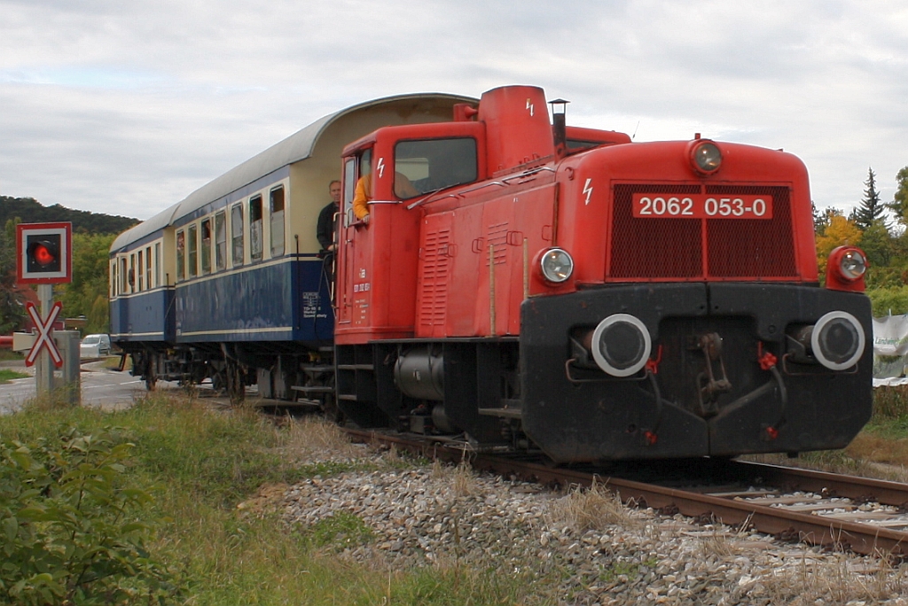 FROWOS 2062 053-0 am 13.10.2012 auf der Kaltenleutgebener Bahn als NF 19075 zwischen Rodaun und Perchtoldsdorf beim Km 2,0.