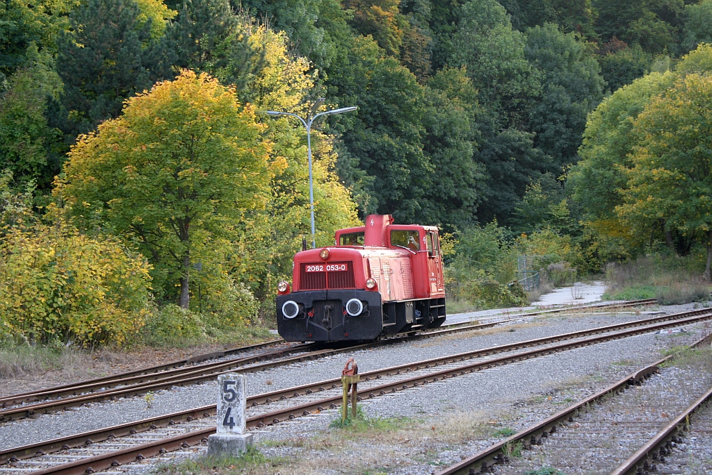 FROWOS 2062 053-0 am 13.10.2012 auf der Kaltenleutgebener Bahn beim St�rzen der NF 19077 im Bf. Waldm�hle.