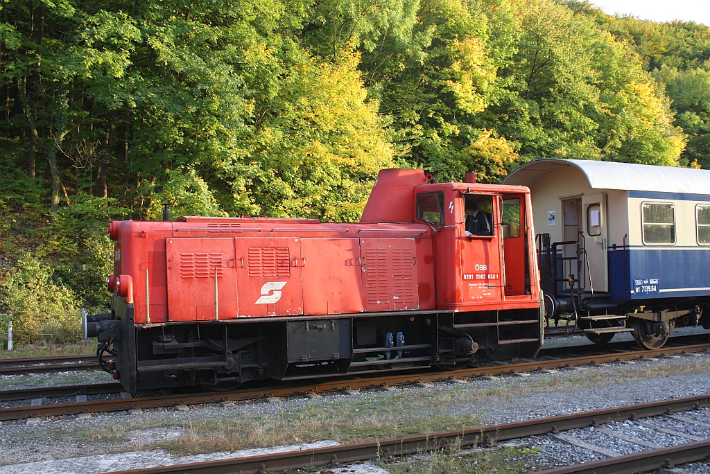 FROWOS 2062 053-0 ist am 13.10.2012 im Bf. Waldm�hle mit der letzten Nebenfahrt (NF 19077) des Tages abfahrbereit.